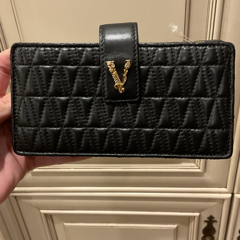 VERSACE - BLACK QUILTED LEATHER WITH VIRTUS BAROCCO INTERIOR ON CHAIN